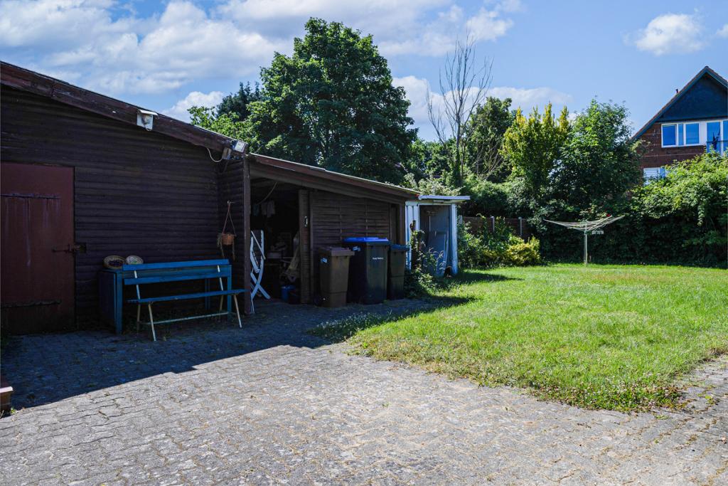 Blick in den Garten mit Schuppen