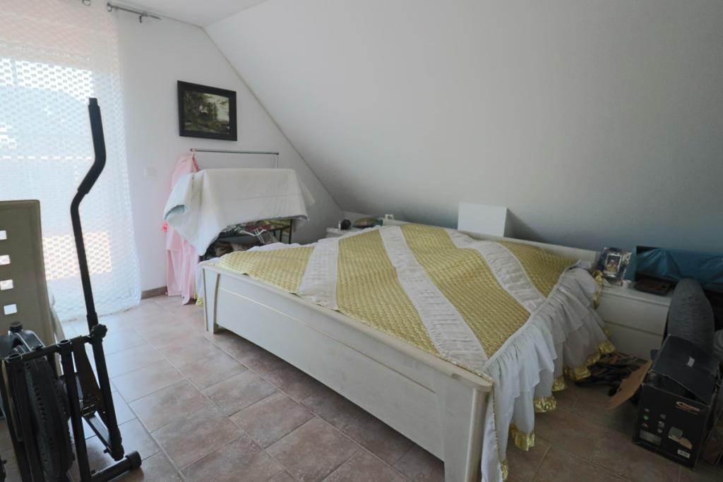 Schlafzimmer 1 mit Zugang Dachterrasse