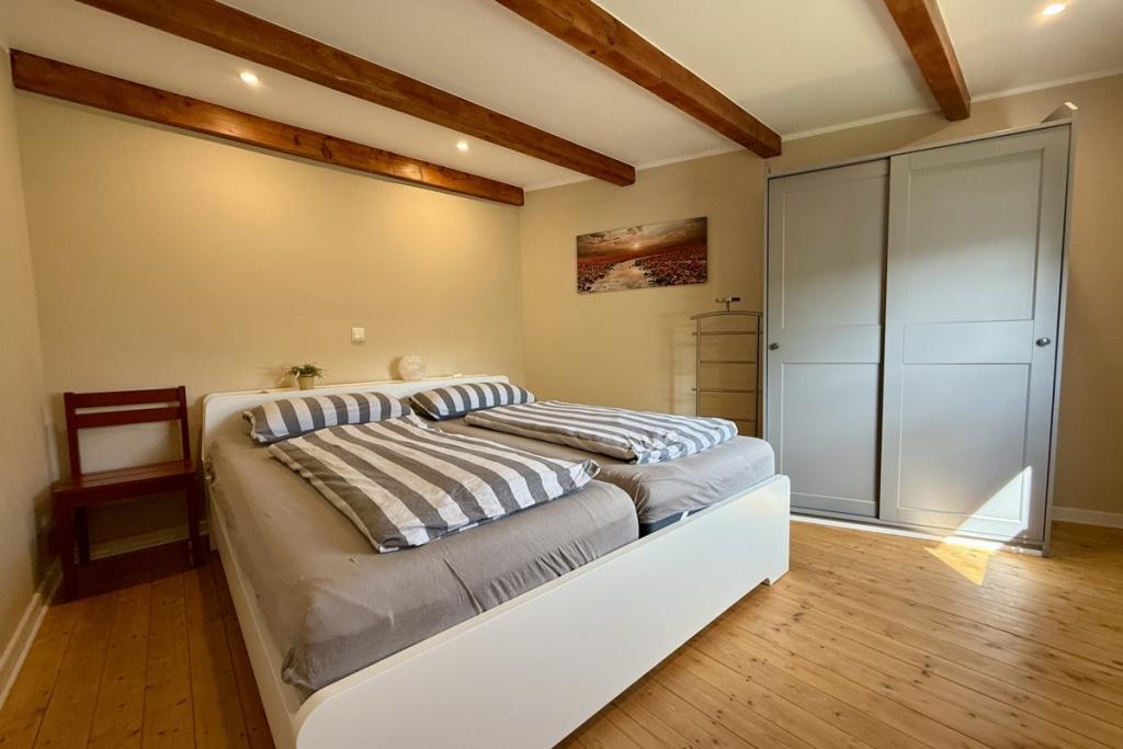 Schlafzimmer 1