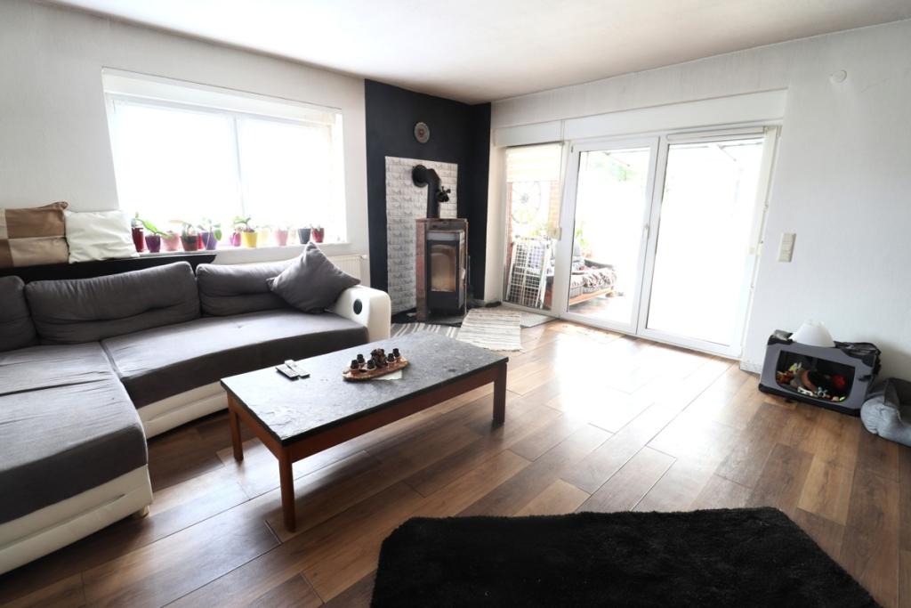 Wohnzimmer mit Ausgang Terrasse