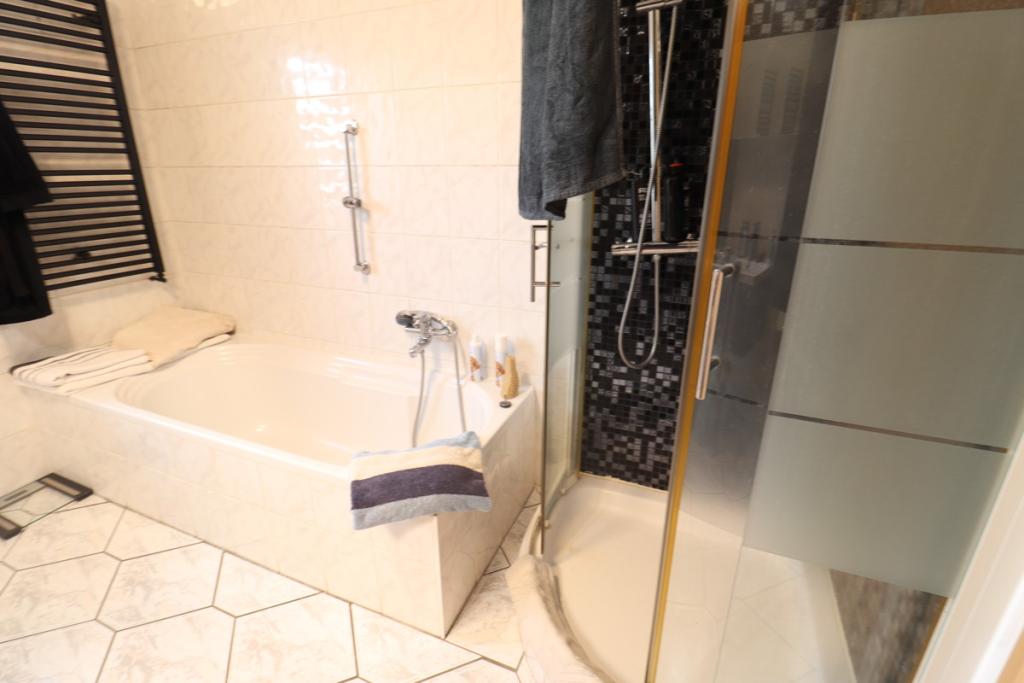 Wanne und Dusche