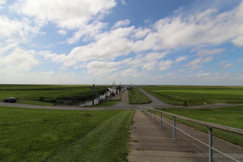 Blick vom Deich zum Kutterhafen und Strand