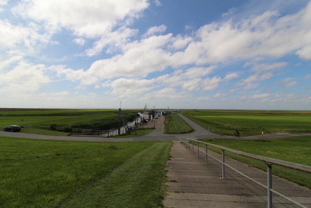 Blick vom Deich zum Kutterhafen und Strand