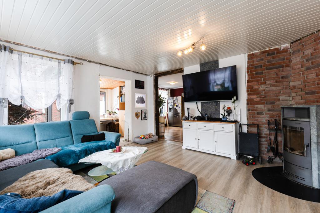 Wohnzimmer mit Blick in die Küche und Arbeitsbereich