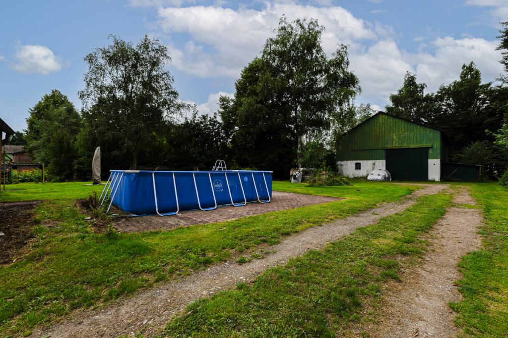 Garten mit Blick zur großen Halle
