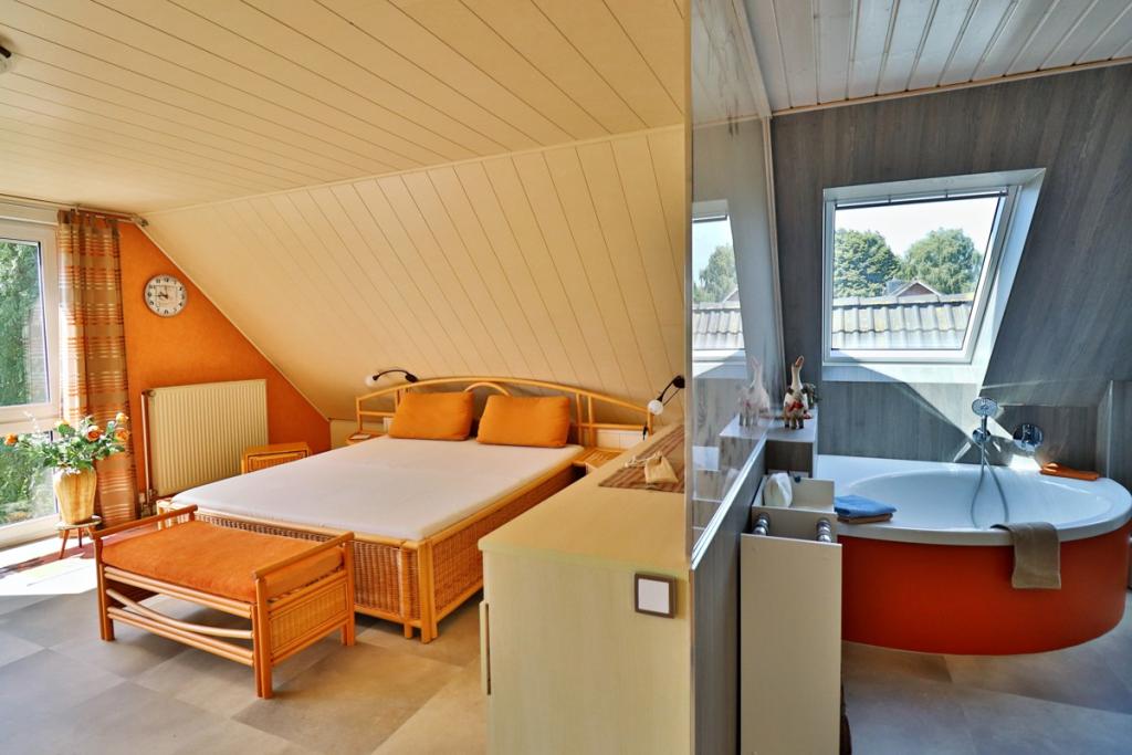 Haus I - Schlafzimmer und offenes Bad DG