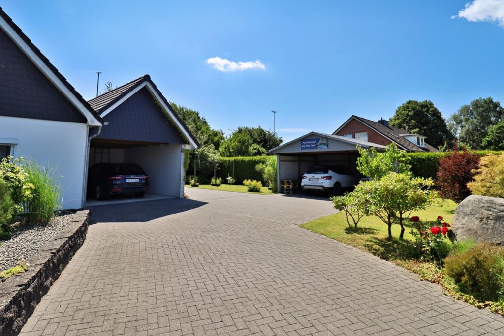 Zwei Carports