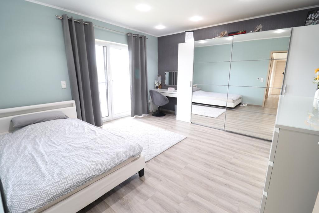 Schlafzimmer 3 mit Zugang Balkon 1.OG