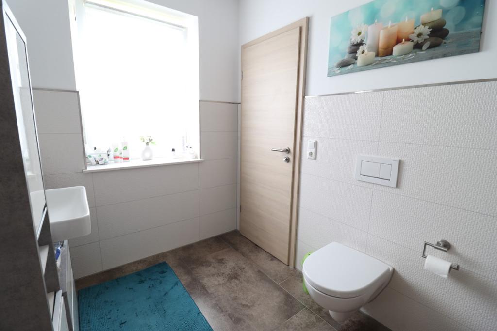 Badezimmer 1 EG mit Zugang Büro-Gästezimmer