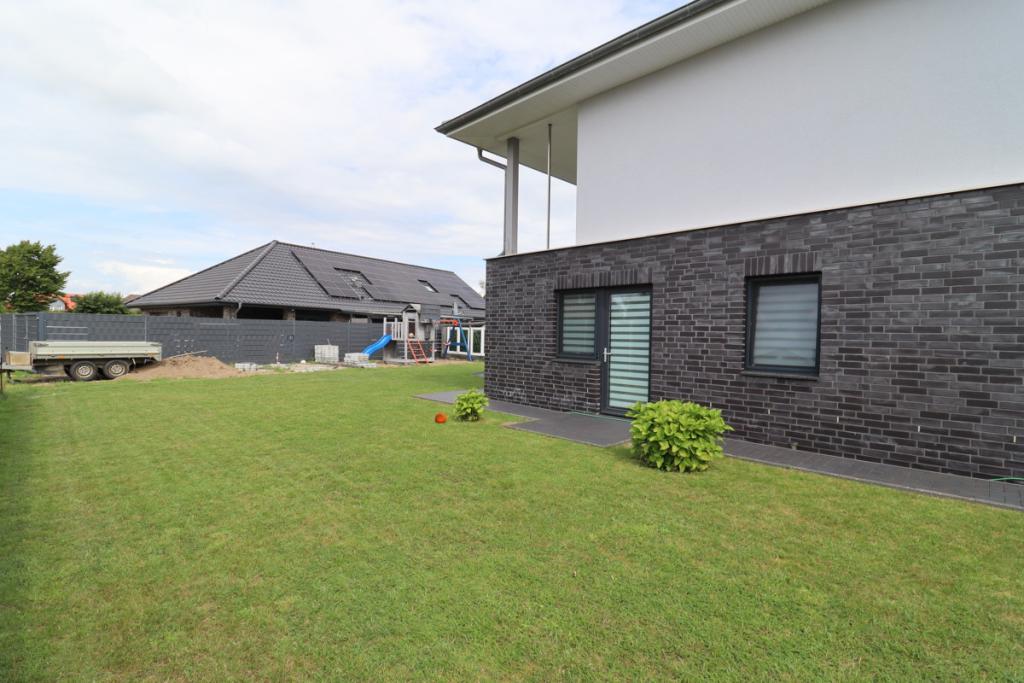 Außenansicht mit Garten und Eingang Büro-Gästezimmer