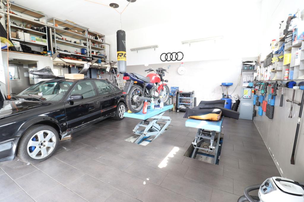 Doppelgarage mit Hebebühne