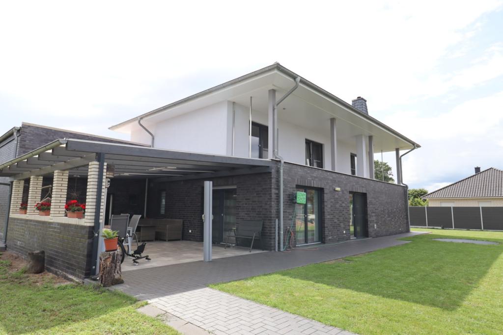 Außenansicht mit überdachter Terrasse