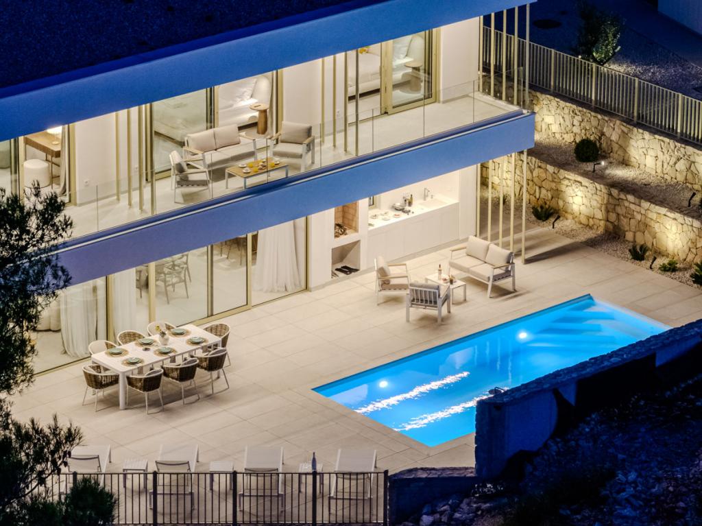 Außenansicht mit Pool 