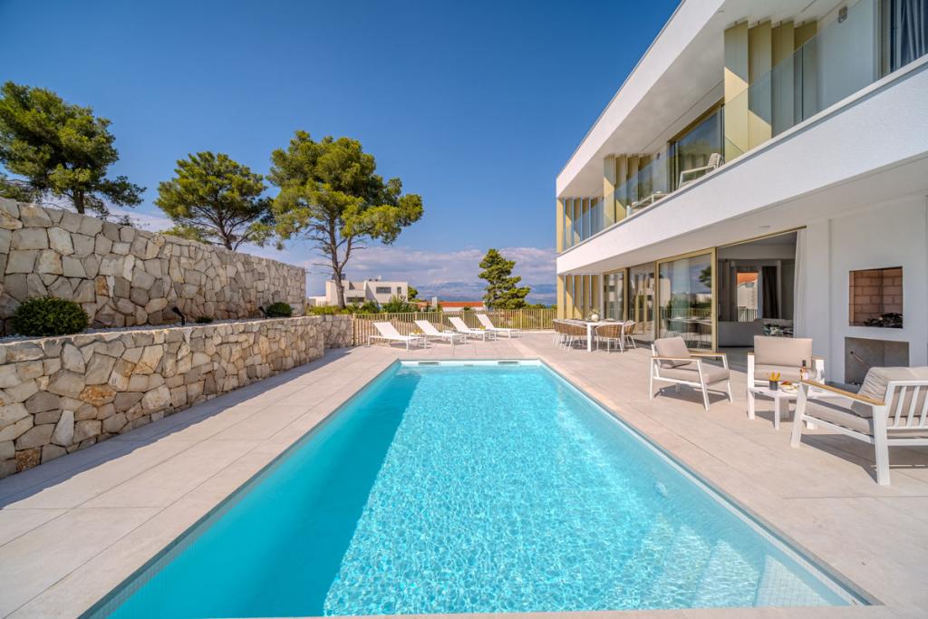 Außenansicht mit Pool 