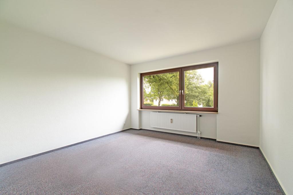 Lichtdurchflutetes Schlafzimmer mit freundlicher Atmosphäre