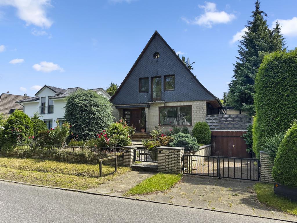 Straßenansicht des Grundstücks mit Altbestand