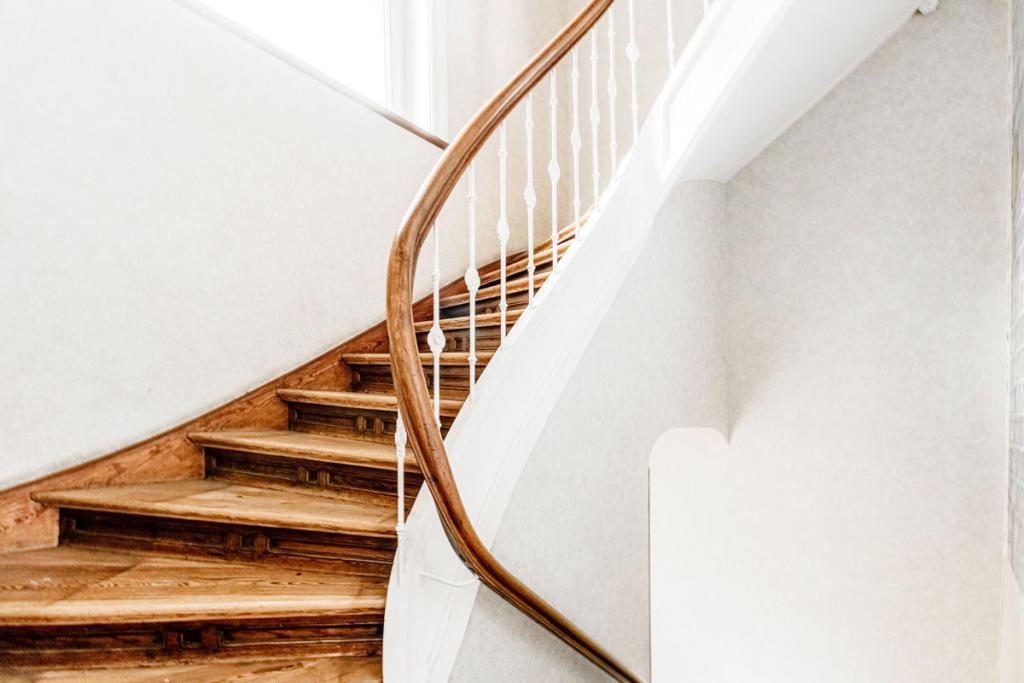 Charmante Holztreppe zum Obergeschoss