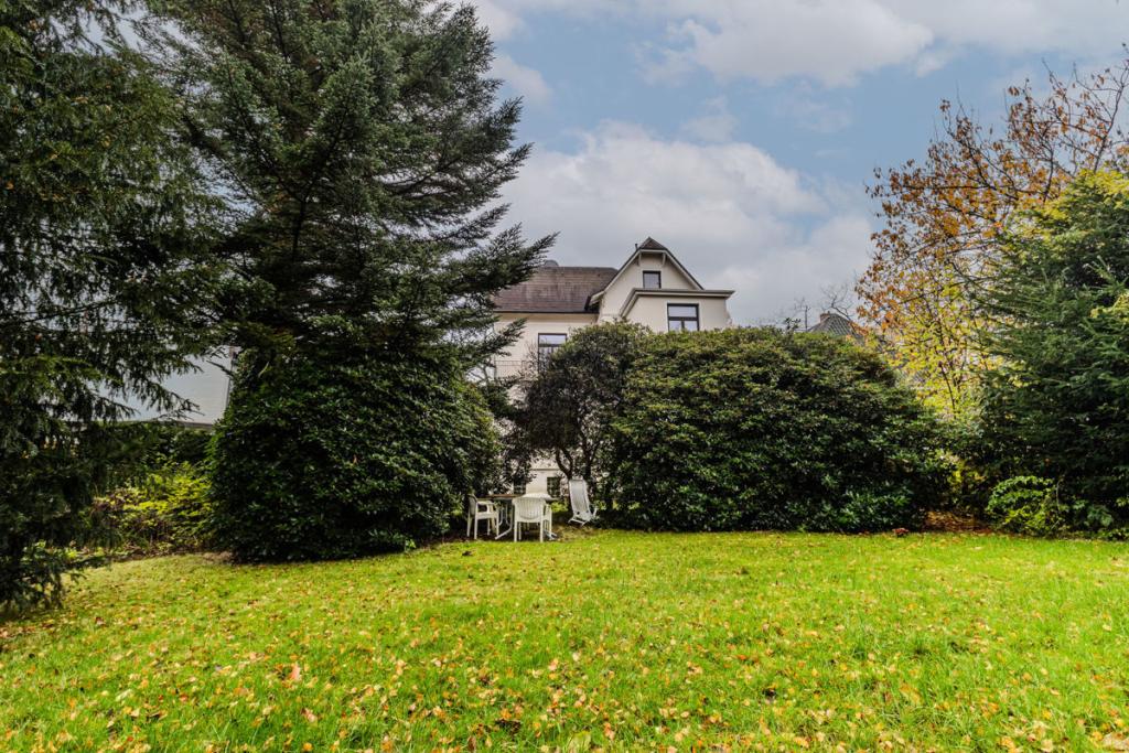 Weitläufiger Garten mit verschiedenen Gestaltungsmöglichkeiten 