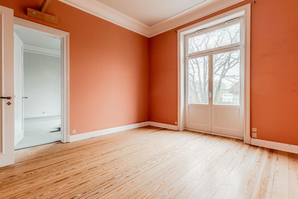 Gemütliches Wohnzimmer mit Balkonzugang 