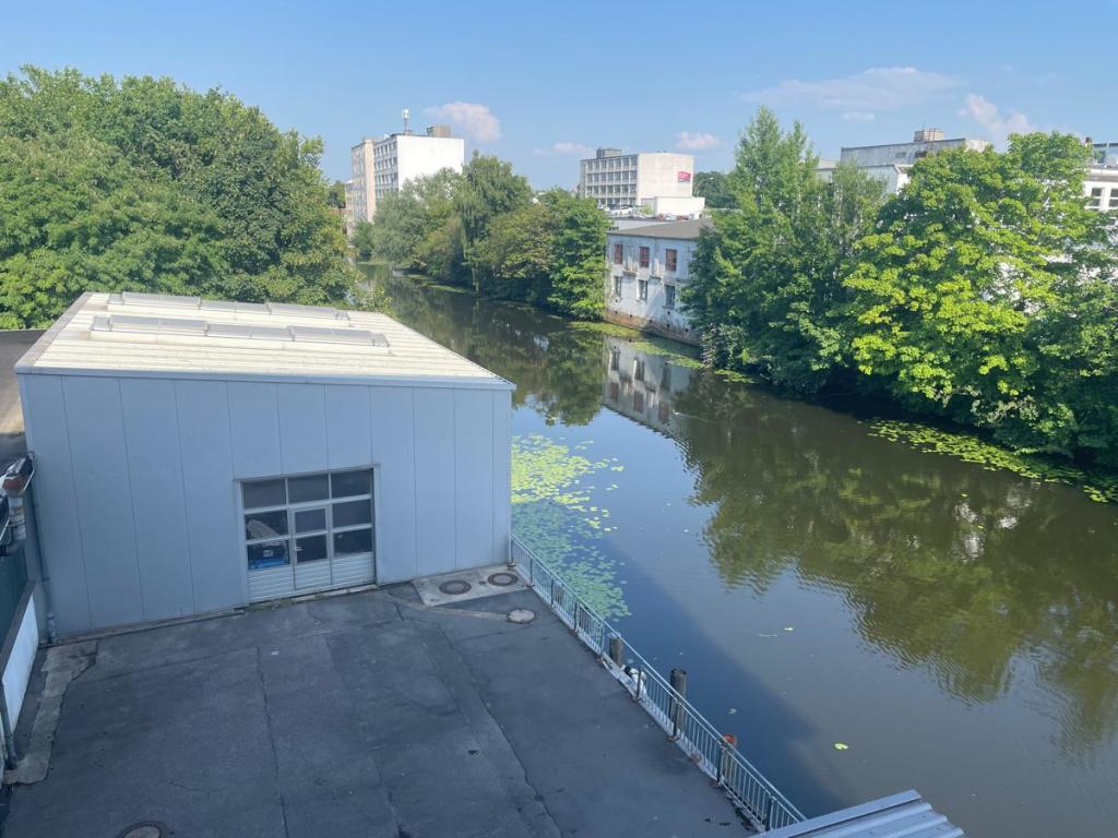 Direkter Kanalblick mit industriellem Flair