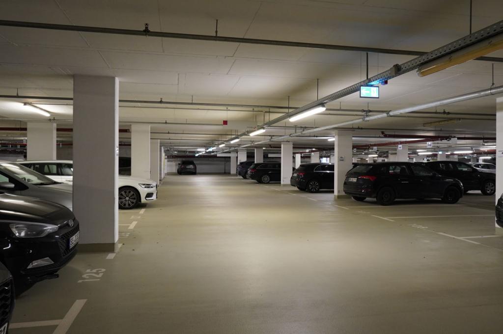 Geräumige Tiefgarage mit zahlreichen Stellplätzen