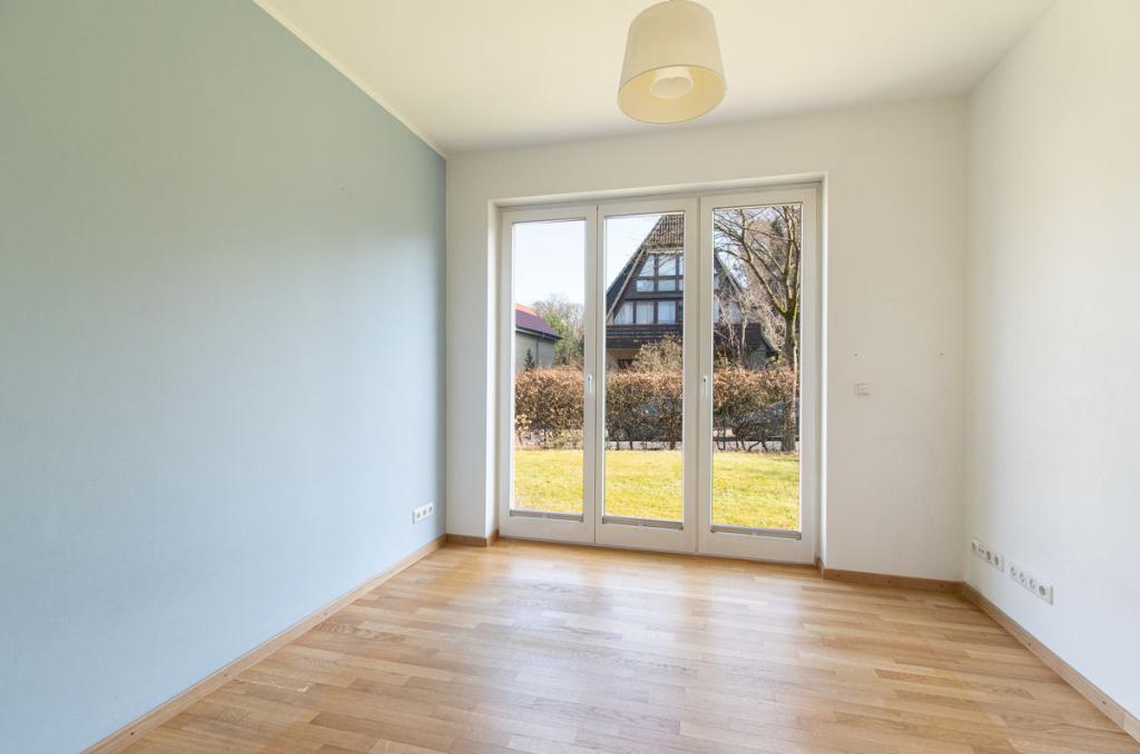 Zimmer mit bodentiefen Fenstern für viel Tageslicht