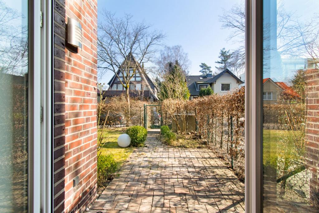 Sonnige Terrasse direkt vor dem Schlafzimmer