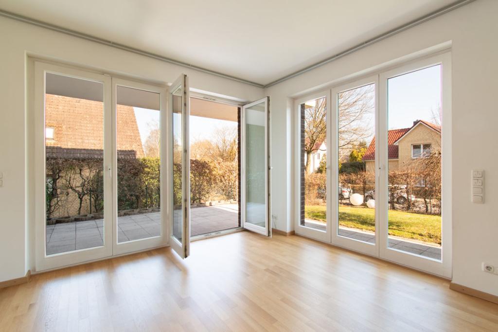 Einladender Wohnbereich mit Zugang zur Terrasse