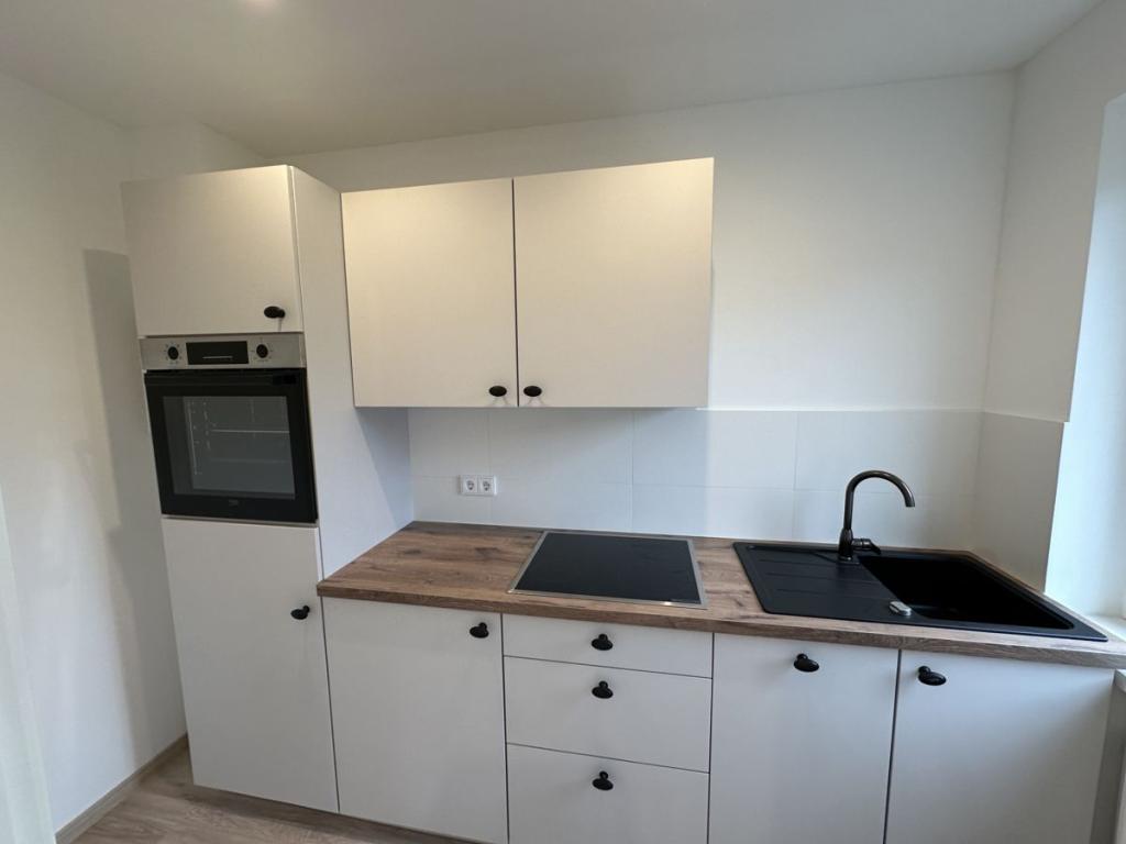 Große Einbauküche mit Induktionsherd und E-Geräten in 2-Zimmer Wohnung