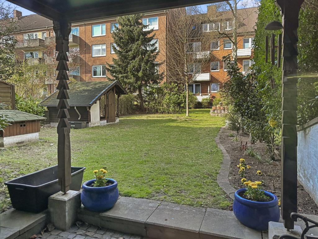 Ruhiger Garten hinter dem Haus
