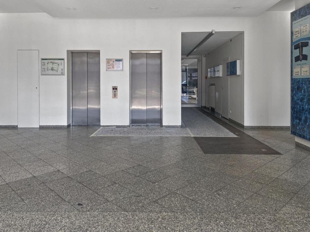 Geräumiger Eingangsbereich mit Personenaufzug