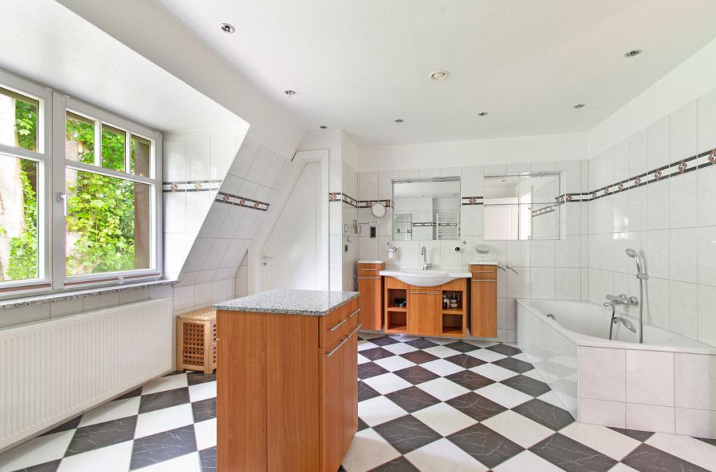 Familienbadezimmer mit Badewanne und Dusche