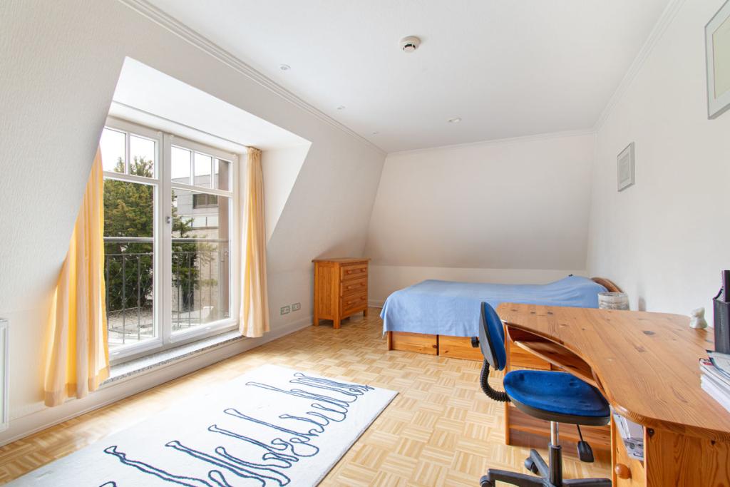 Schlafzimmer mit integrierten Rollläden