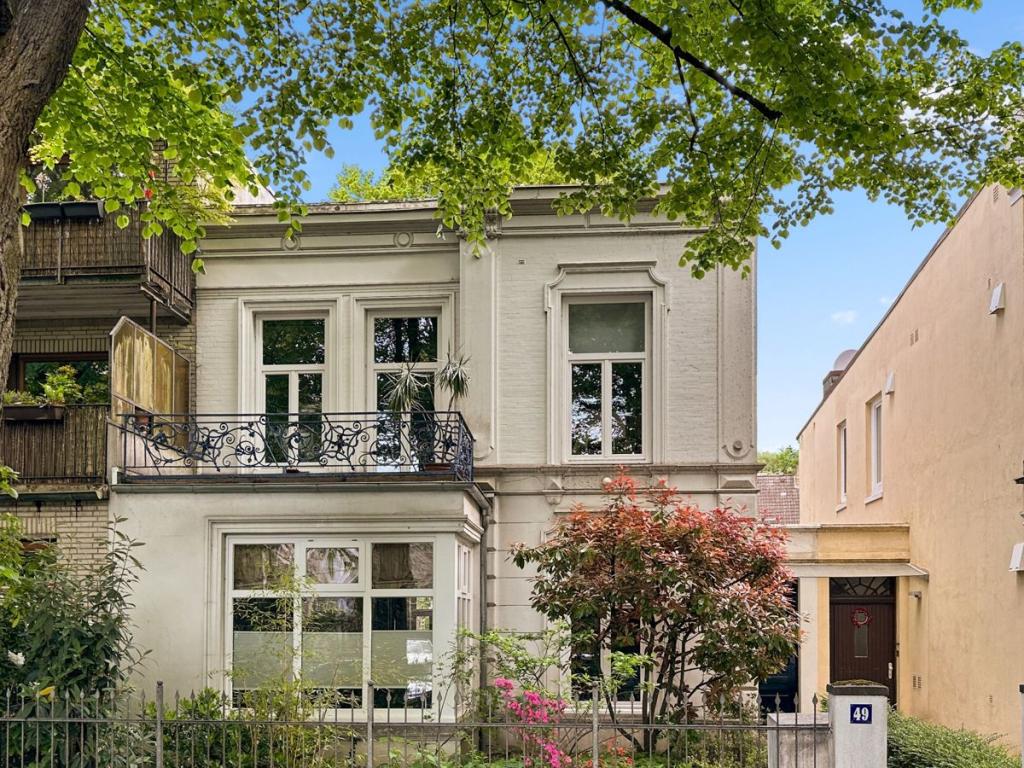 Familiäres Stadthaus mit vesetztem Eingangsbereich