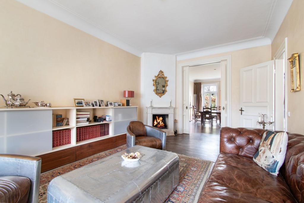 Charmantes Wohnzimmer mit Kamin und verbundenem Esszimmer