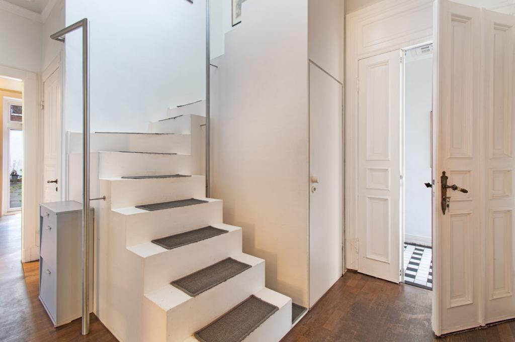 Hauseingang und modern gestalteter Treppenaufgang 