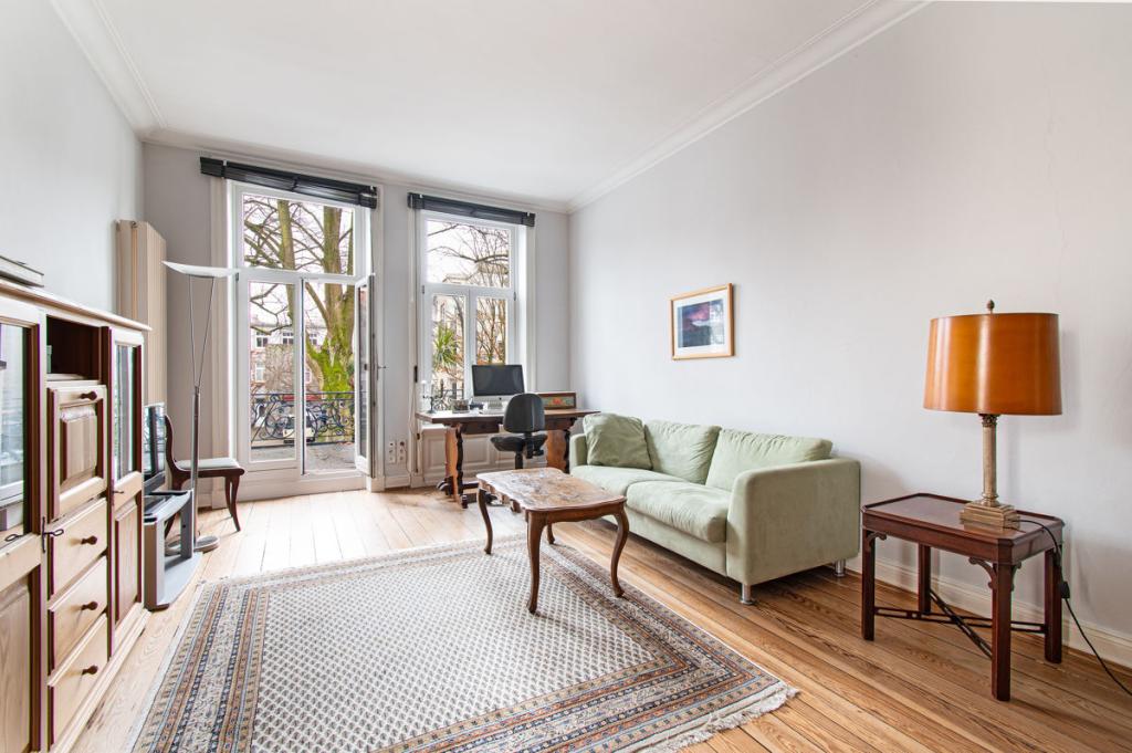 Großes Zimmer mit Zugang zum Balkon