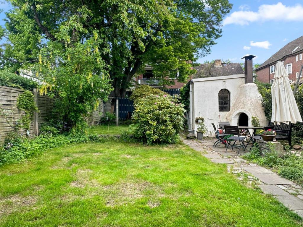 Garten mit Remise und Steinofen