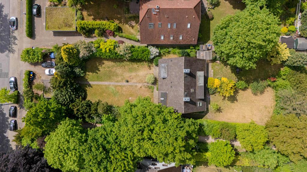 Vogelperspektive auf das Baufenster und Doppelhaus im abzuteilenden Grundstücksbereich