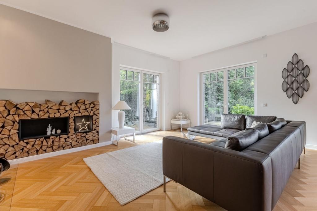 Lichtdurchfluteter Wohnbereich mit gemütlicher Sitzecke und Kamin