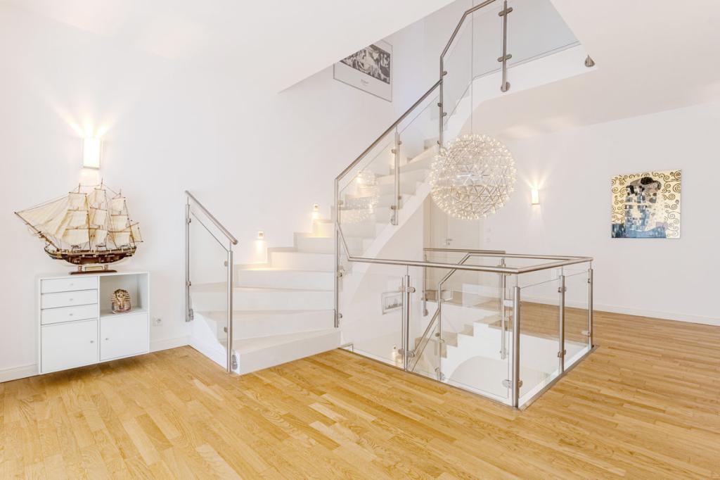 Elegantes Treppenhaus mit Glaselementen und Lichtspots