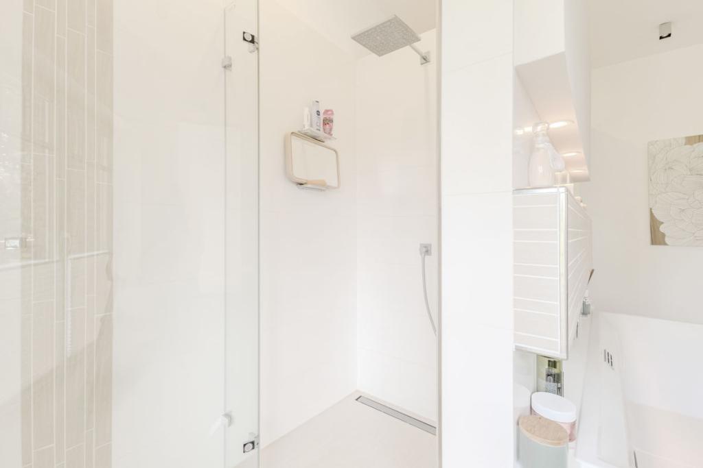 Perfekt integrierte, ebenerdige Regendusche