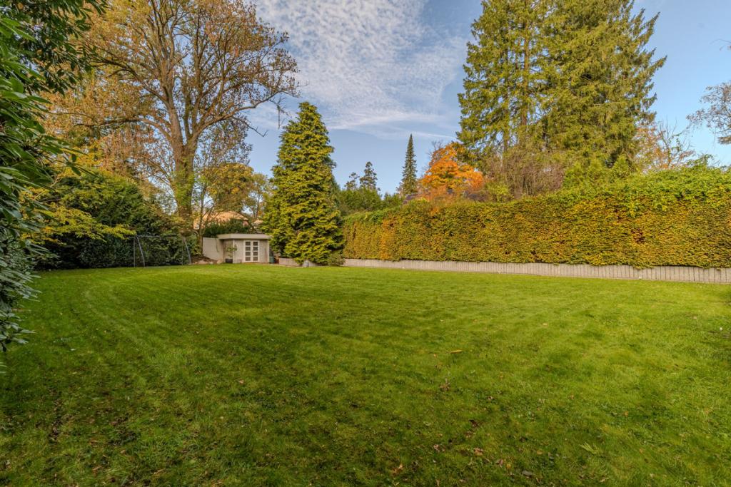 Eingefriedeter Garten mit Gartenhaus und viel Platz zum Spielen für Kinder