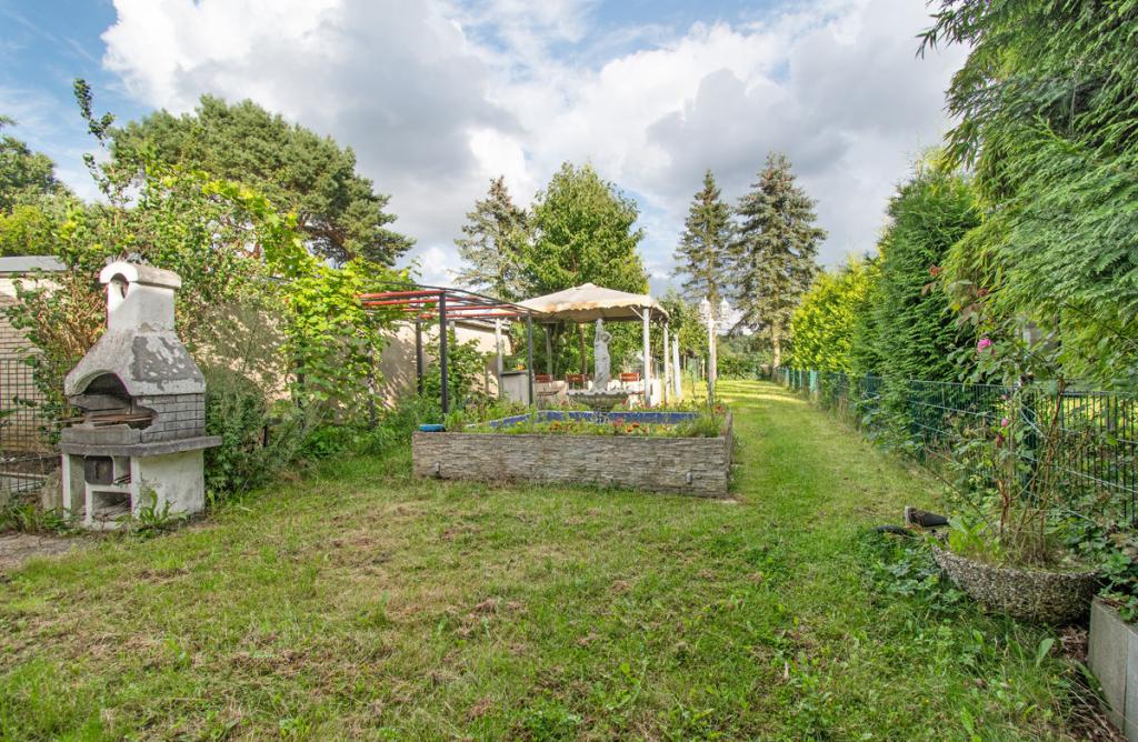 Garten mit Wasserbecken, Pavillon und Hühnerstall