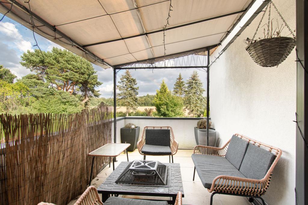Dachterrasse mit Blick aufs Getreidefeld