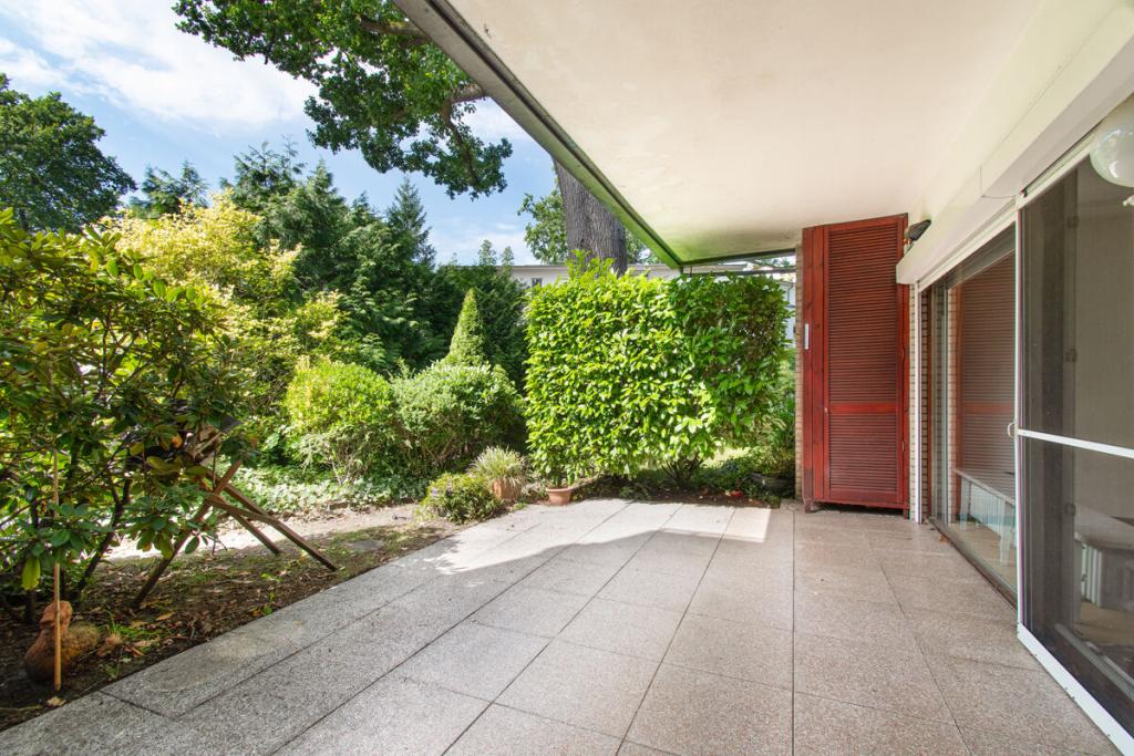 Große, teilüberdachte Südterrasse 