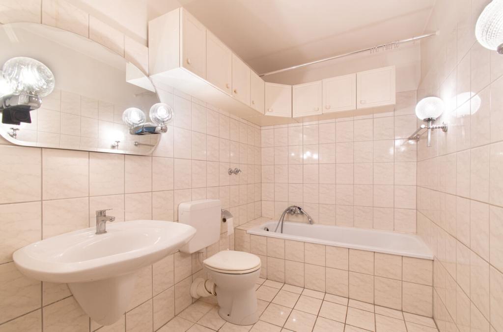 Badezimmer mit Badewanne, WC und Waschbecken