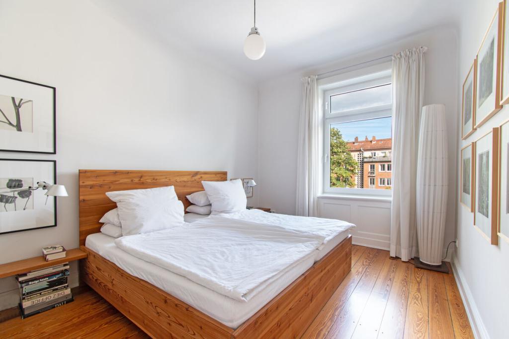 Schlafzimmer mit großer Fensterfront 
