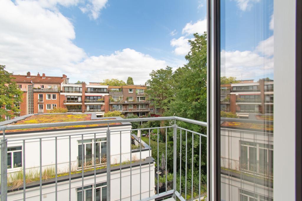 Freier Blick vom rückwärtigen Balkon mit Morgensonne