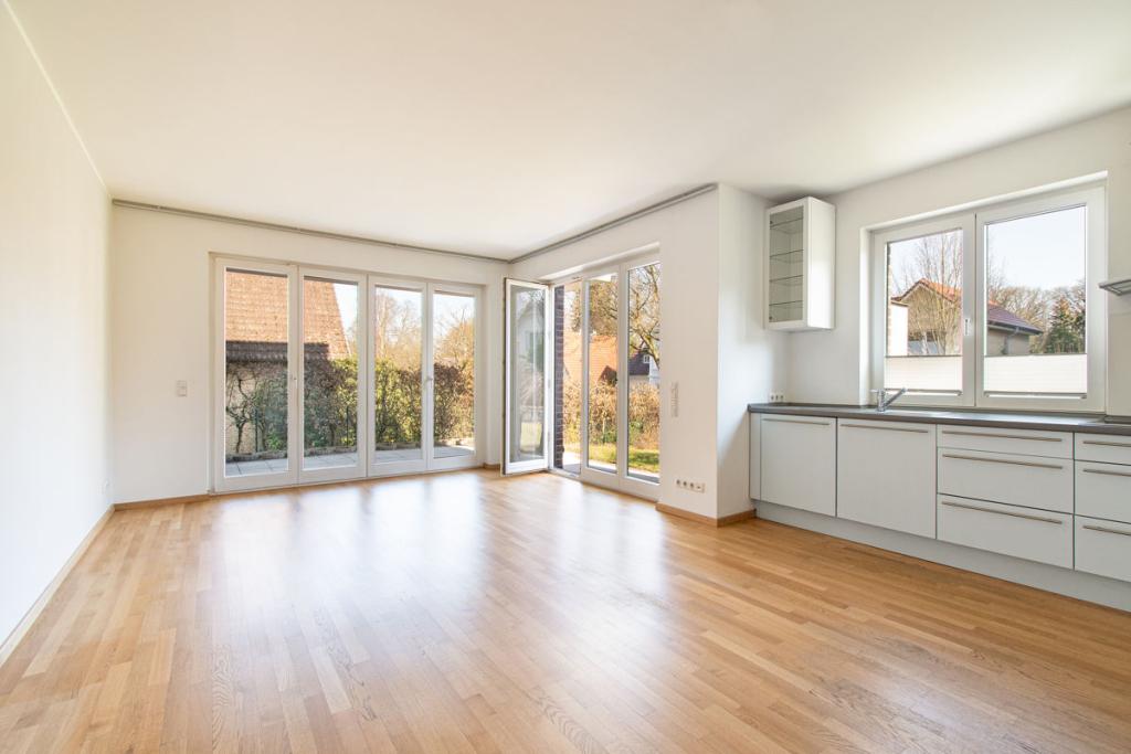 Großzügiger Wohnraum mit Blick auf die Terrasse